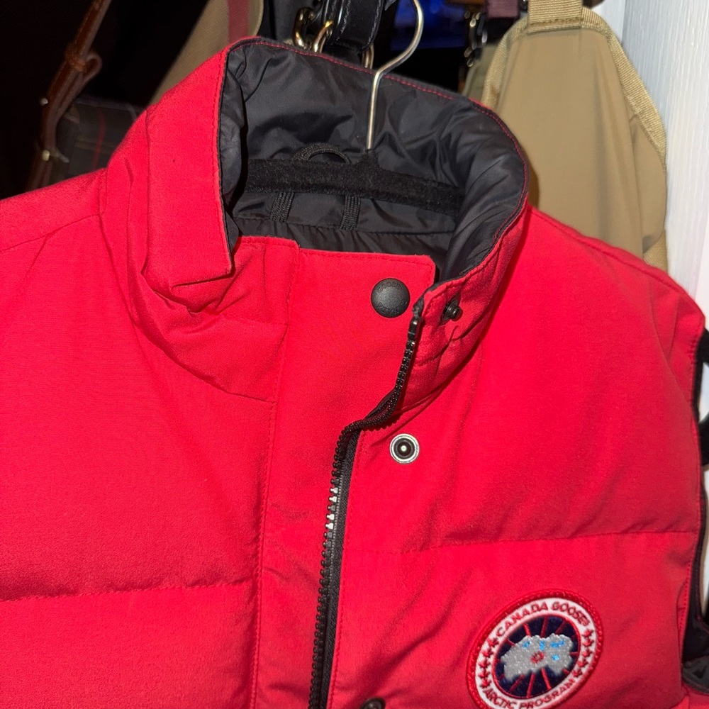 Canada Goose Red Puffer Vest with Quilted Insulation - Picture 8 of 8
